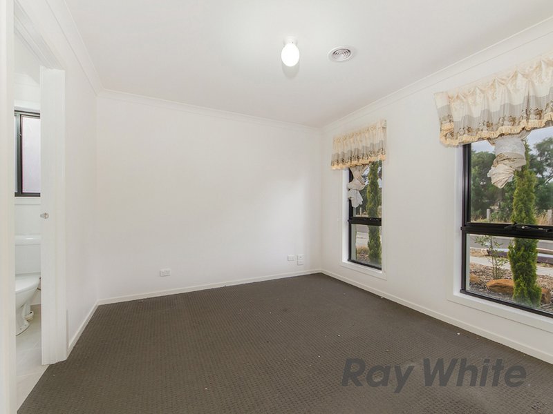 Photo - 25 Riviera Drive, Hillside VIC 3037 - Image 5