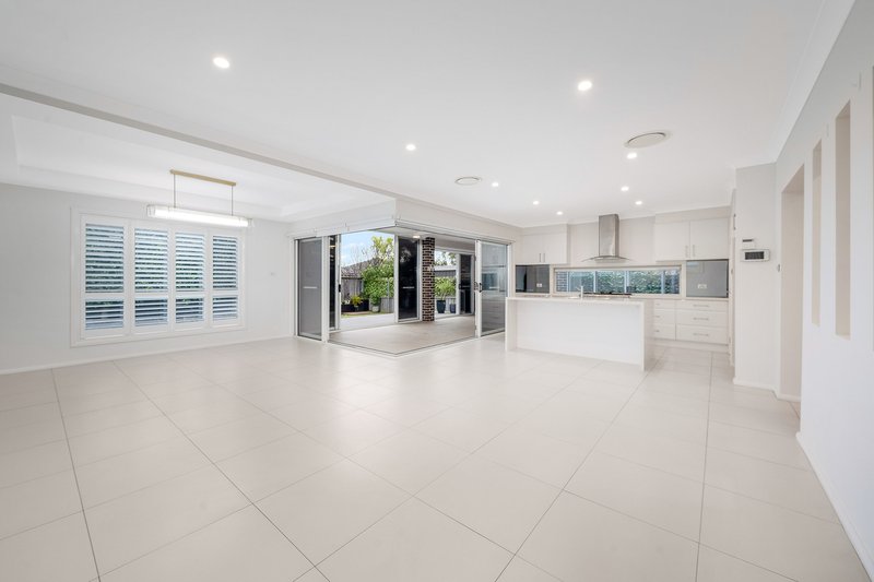 Photo - 25 Rowe Drive, Potts Hill NSW 2143 - Image 2