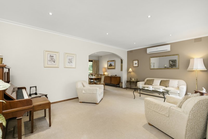 Photo - 25 Rowitta Drive, Glen Waverley VIC 3150 - Image 2