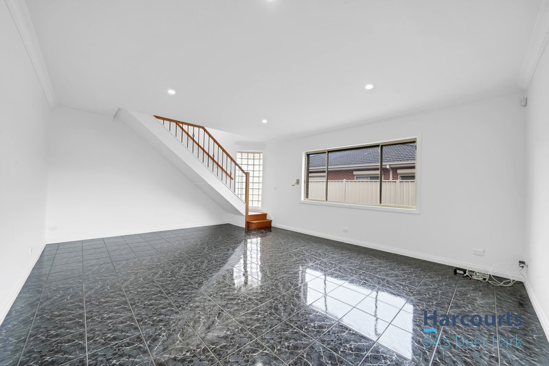 Photo - 2/5 Ruth Street, St Albans VIC 3021 - Image 2