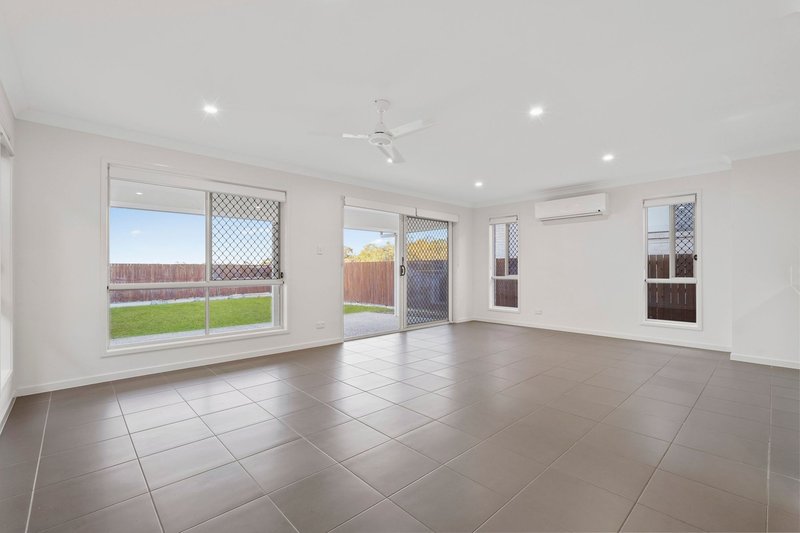 Photo - 25 Silvertop Crescent, Spring Mountain QLD 4300 - Image 3
