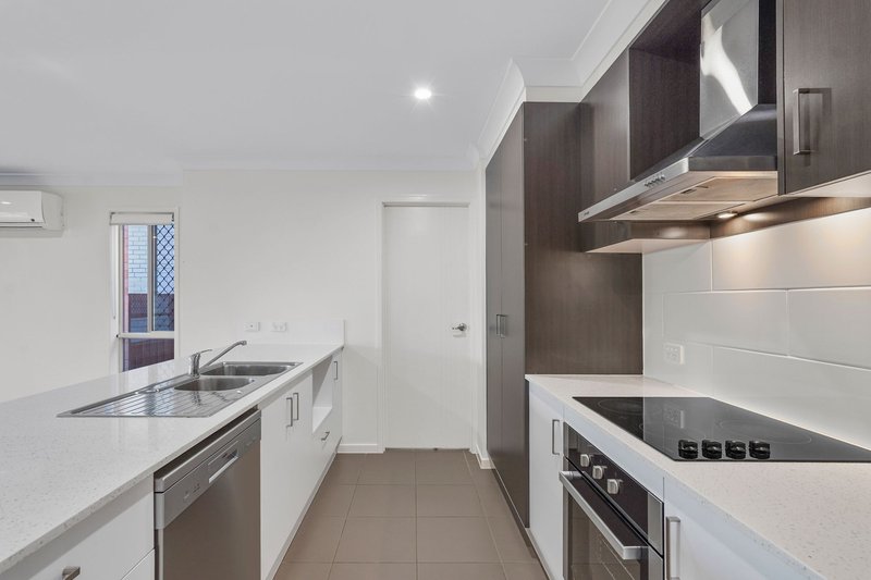Photo - 25 Silvertop Crescent, Spring Mountain QLD 4300 - Image 5