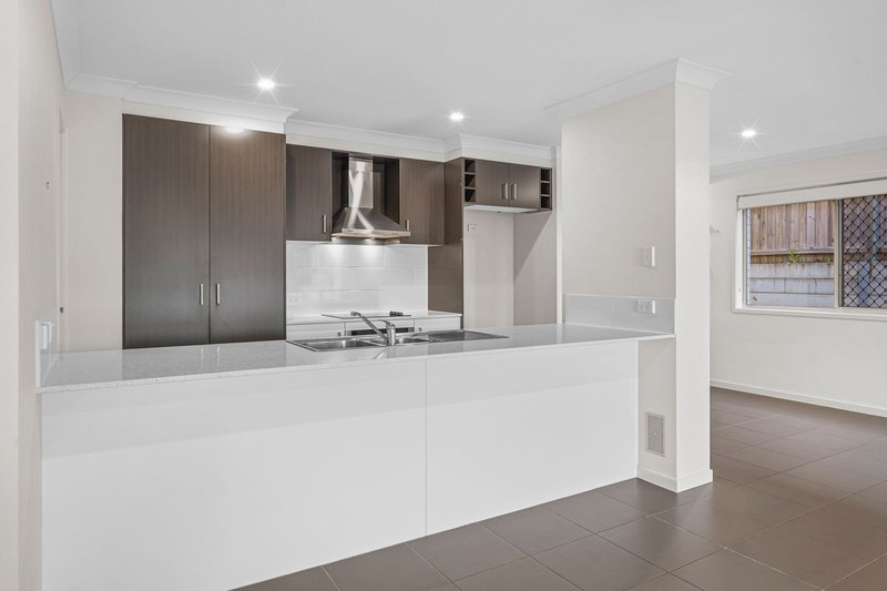 Photo - 25 Silvertop Crescent, Spring Mountain QLD 4300 - Image 6