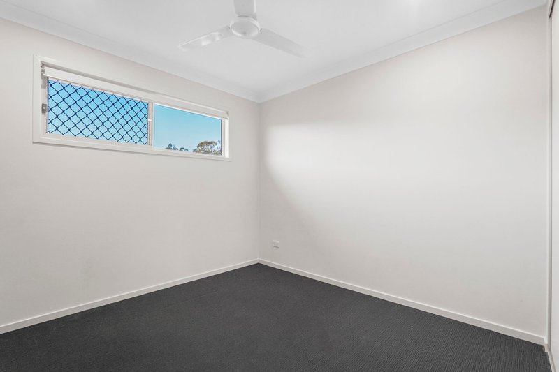 Photo - 25 Silvertop Crescent, Spring Mountain QLD 4300 - Image 9