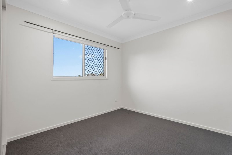 Photo - 25 Silvertop Crescent, Spring Mountain QLD 4300 - Image 10