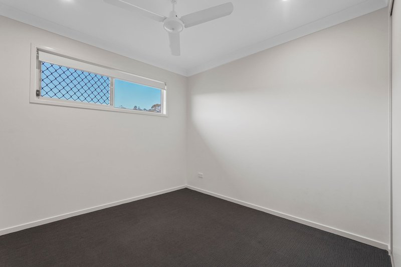 Photo - 25 Silvertop Crescent, Spring Mountain QLD 4300 - Image 11