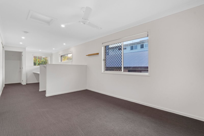 Photo - 25 Silvertop Crescent, Spring Mountain QLD 4300 - Image 12