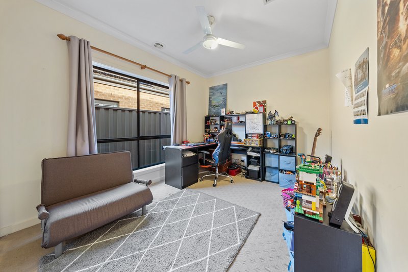 Photo - 25 Streeton Avenue, Caroline Springs VIC 3023 - Image 13