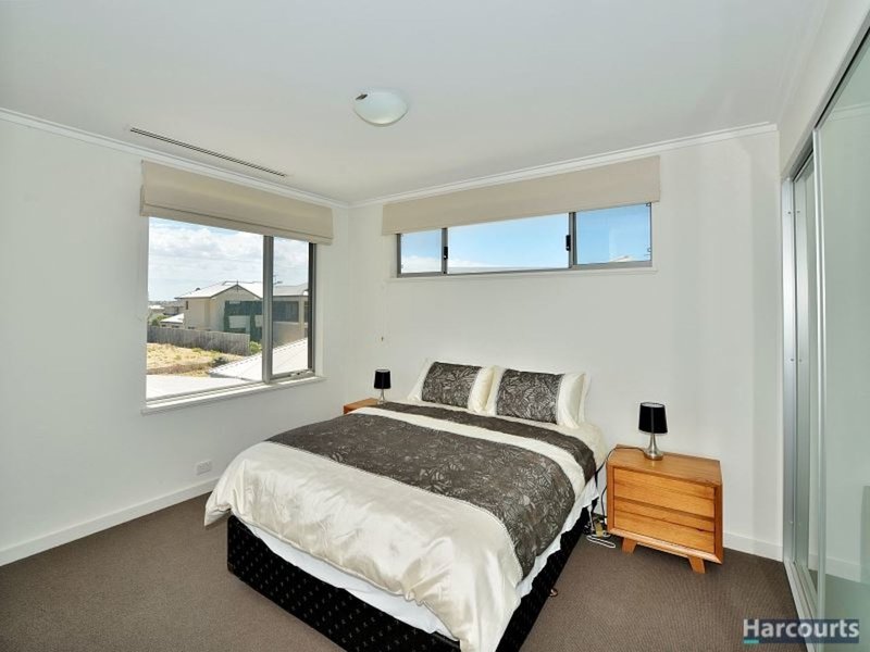 Photo - 25 Sugarwood Terrace, Halls Head WA 6210 - Image 18