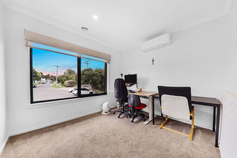 Photo - 25 Terrigal Crescent, Kilsyth VIC 3137 - Image 2