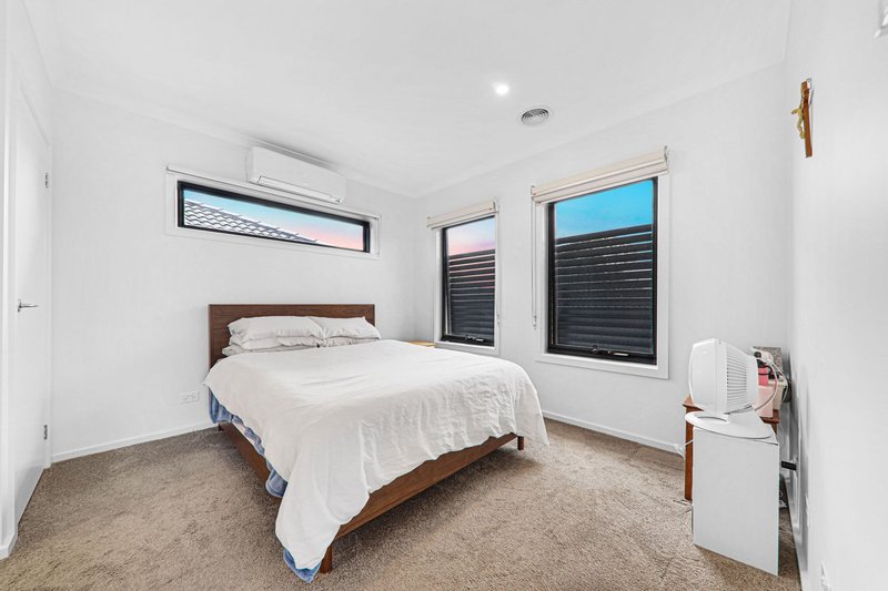 Photo - 25 Terrigal Crescent, Kilsyth VIC 3137 - Image 3