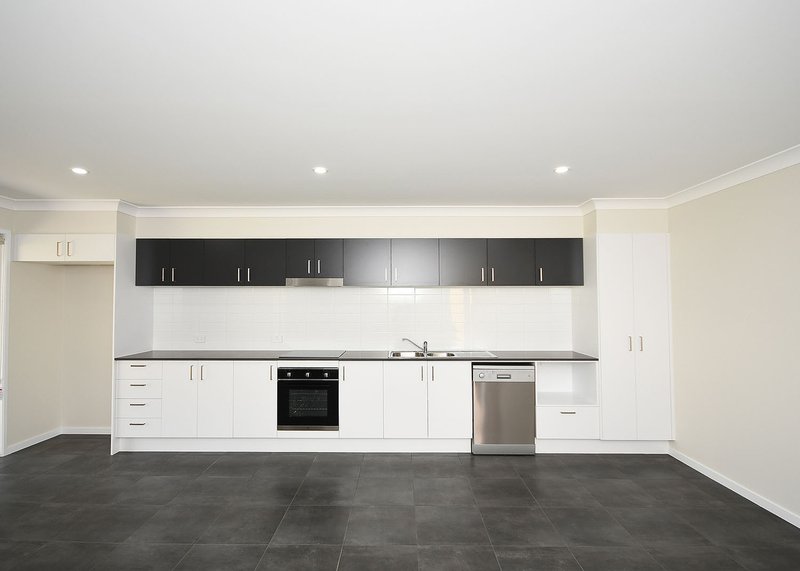 Photo - 2/5 Tina Drive, Urangan QLD 4655 - Image 2