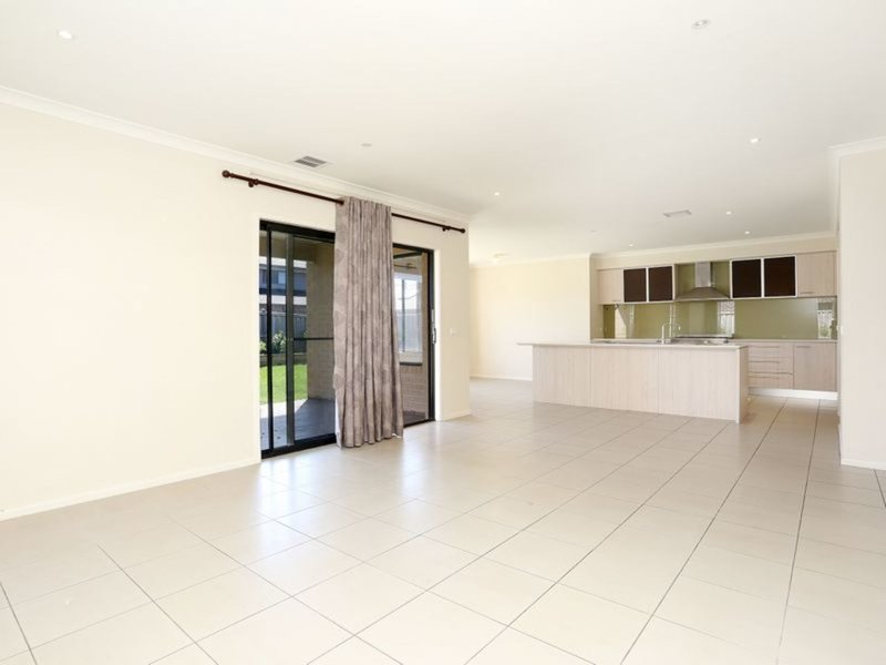 Photo - 25 Tobago Avenue, Point Cook VIC 3030 - Image 3