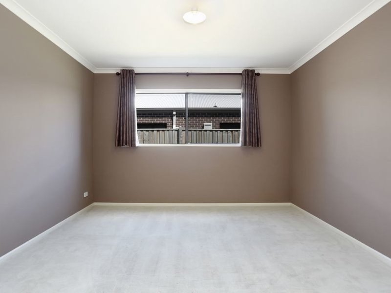 Photo - 25 Tobago Avenue, Point Cook VIC 3030 - Image 6