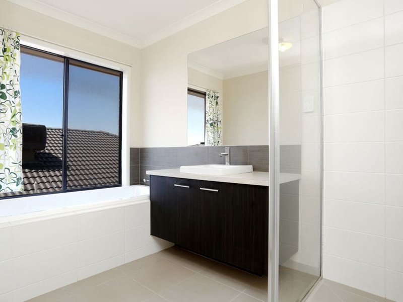 Photo - 25 Tobago Avenue, Point Cook VIC 3030 - Image 8