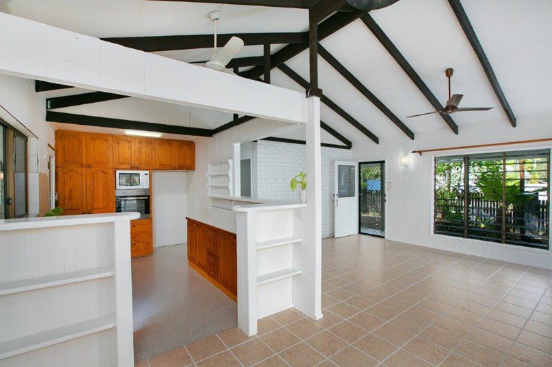 Photo - 25 Trinity Beach Road, Trinity Beach QLD 4879 - Image 2