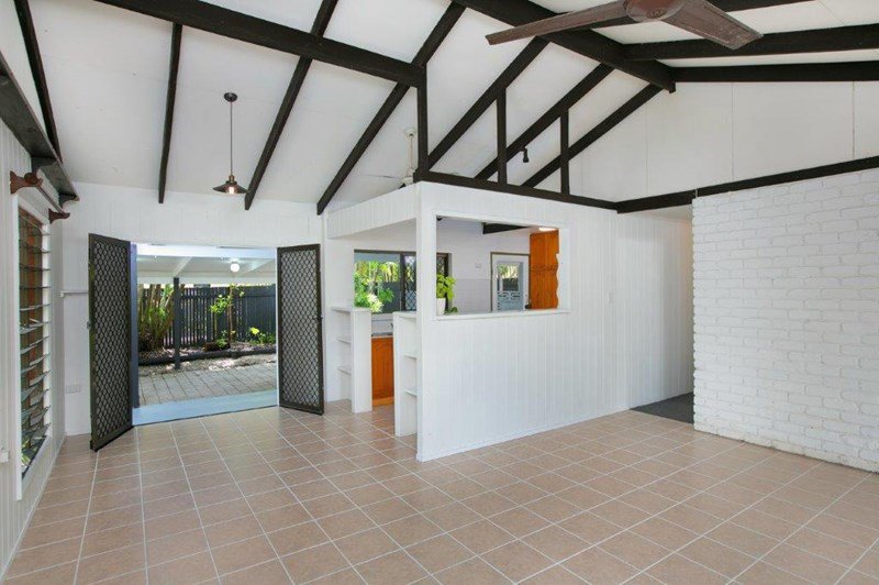 Photo - 25 Trinity Beach Road, Trinity Beach QLD 4879 - Image 4