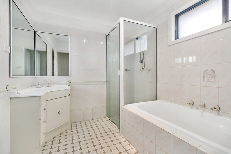 Photo - 25 Trobriand Cres , Glenfield NSW 2167 - Image 7