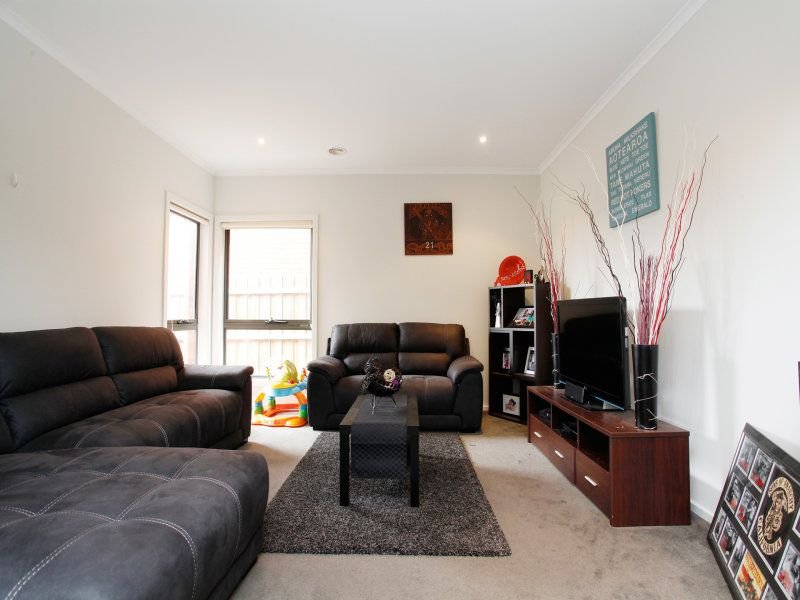 Photo - 25 Turnstone Drive, Point Cook VIC 3030 - Image 2