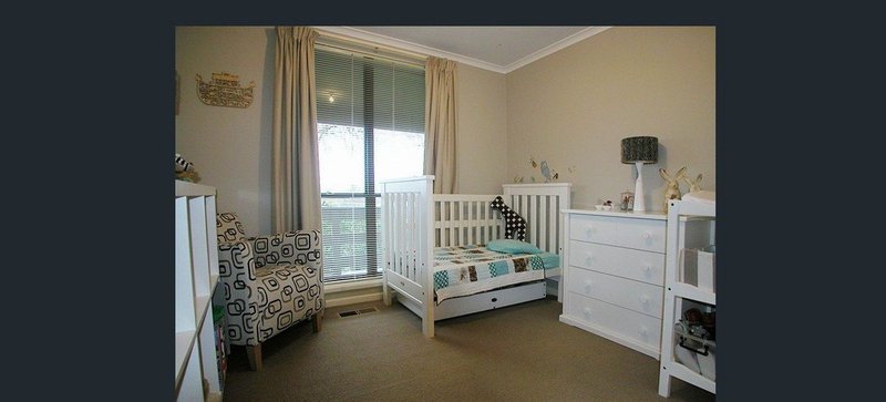 Photo - 25 Tytherleigh Street, Wanniassa ACT 2903 - Image 4