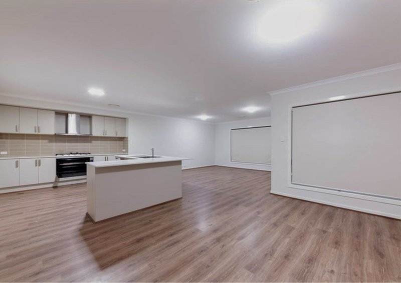 Photo - 25 Wakeling Drive, Edmondson Park NSW 2174 - Image 4