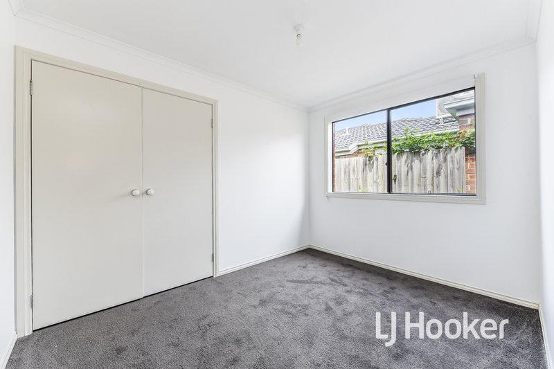 Photo - 25 Wakenshaw Crescent, Pakenham VIC 3810 - Image 10