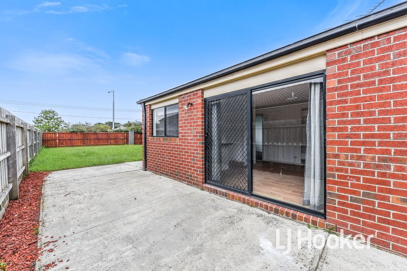 Photo - 25 Wakenshaw Crescent, Pakenham VIC 3810 - Image 13