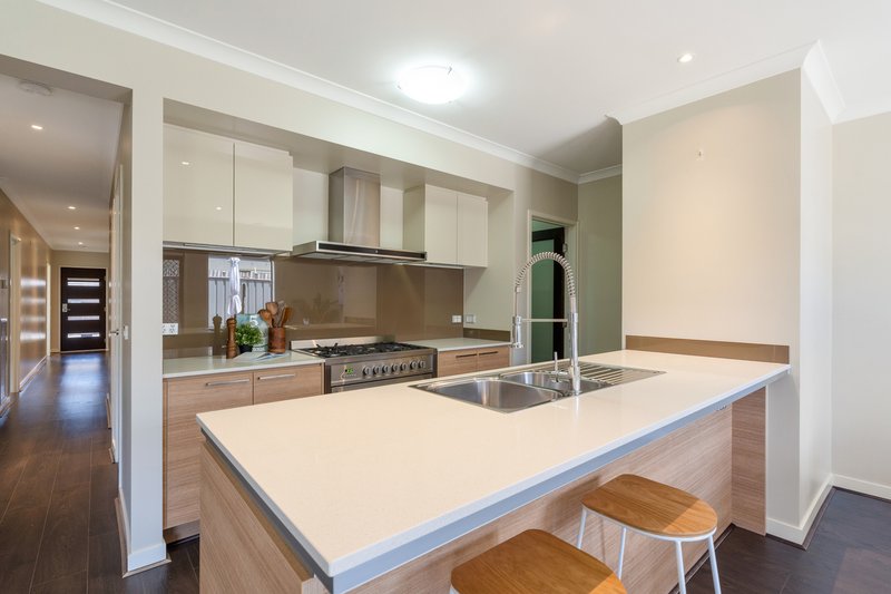 Photo - 25 Wallflower Close, Craigieburn VIC 3064 - Image 2