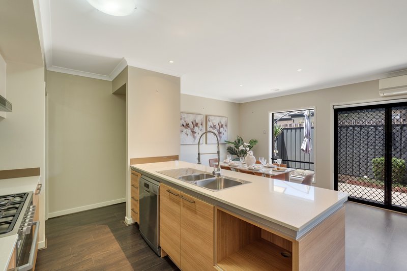 Photo - 25 Wallflower Close, Craigieburn VIC 3064 - Image 3