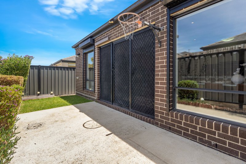 Photo - 25 Wallflower Close, Craigieburn VIC 3064 - Image 15