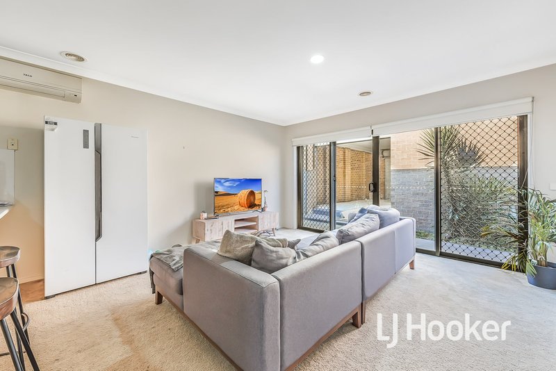 Photo - 25 Waterbury Street, Cranbourne VIC 3977 - Image 10