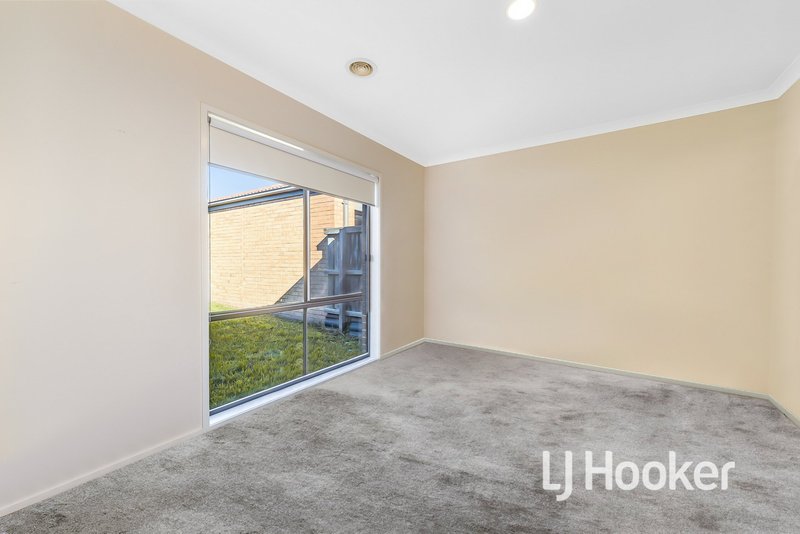 Photo - 25 Waterbury Street, Cranbourne VIC 3977 - Image 11