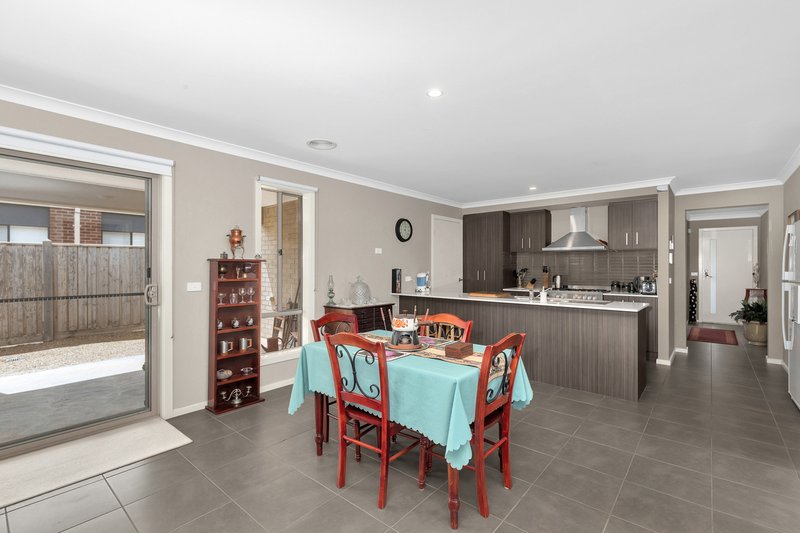 Photo - 25 Willesden Crescent, Wyndham Vale VIC 3024 - Image 5