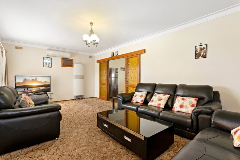 Photo - 25 Winamurra Crescent, Thomastown VIC 3074 - Image 4