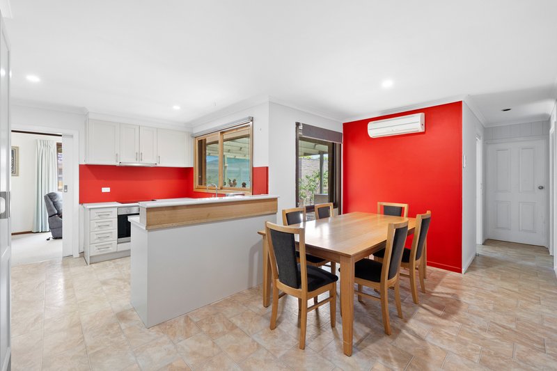 Photo - 25 Winmalee Drive, Glen Waverley VIC 3150 - Image 3