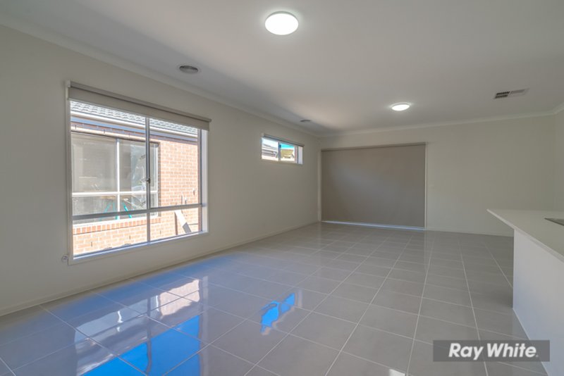 Photo - 25 Wolomina Crescent, Werribee VIC 3030 - Image 5