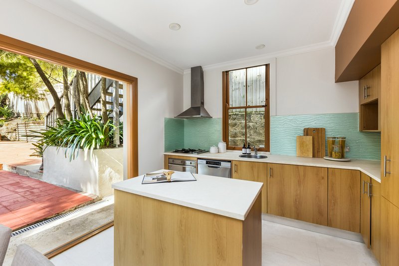 Photo - 2/5 Wood Street, Manly NSW 2095 - Image 3