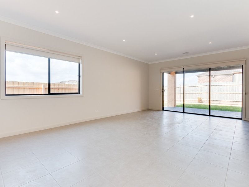 Photo - 250 Heather Grove, Cranbourne East VIC 3977 - Image 4