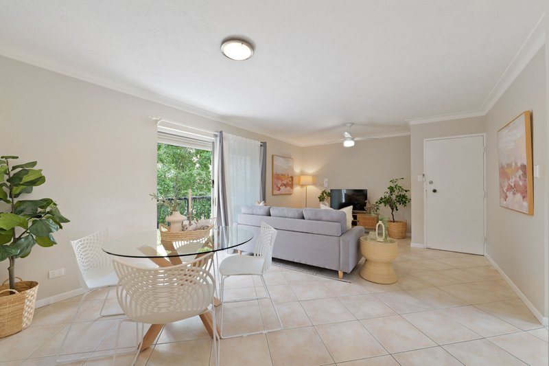 Photo - 2/501 Rode Road, Chermside QLD 4032 - Image 2