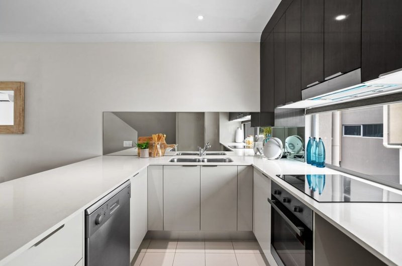 Photo - 2/5036 Emerald Island Drive, Carrara QLD 4211 - Image 8