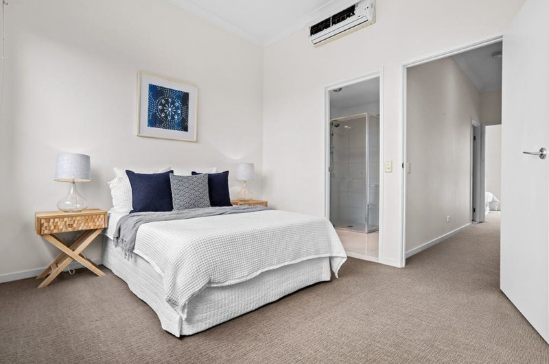 Photo - 2/5036 Emerald Island Drive, Carrara QLD 4211 - Image 9