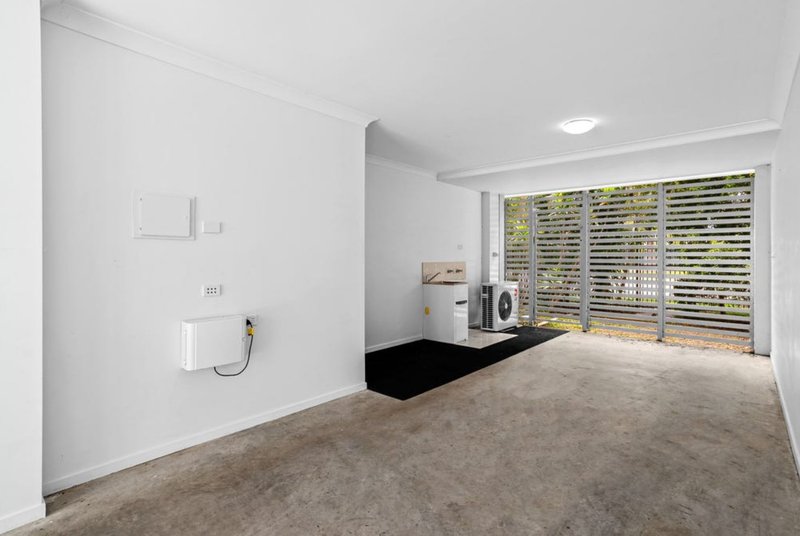 Photo - 2/5036 Emerald Island Drive, Carrara QLD 4211 - Image 14