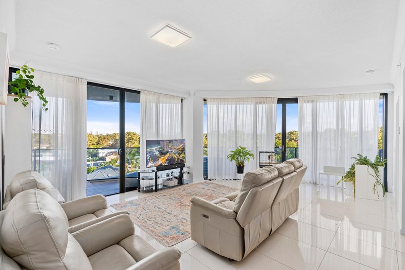 Photo - 2506/5 Harbour Side Court, Biggera Waters QLD 4216 - Image 3