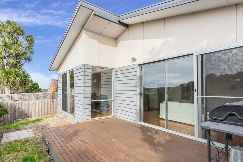 Photo - 2/51 Avonhurst Drive, Glen Waverley VIC 3150 - Image 5