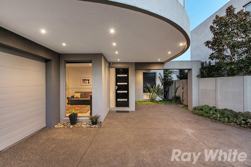 Photo - 2/52 Beach Road, Mentone VIC 3194 - Image 3