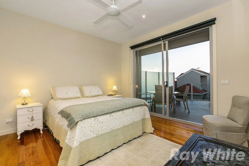 Photo - 2/52 Beach Road, Mentone VIC 3194 - Image 10