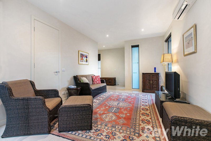 Photo - 2/52 Beach Road, Mentone VIC 3194 - Image 13