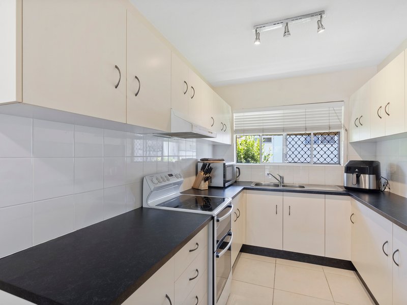 Photo - 2/52 Berrima Street, Wynnum QLD 4178 - Image 2