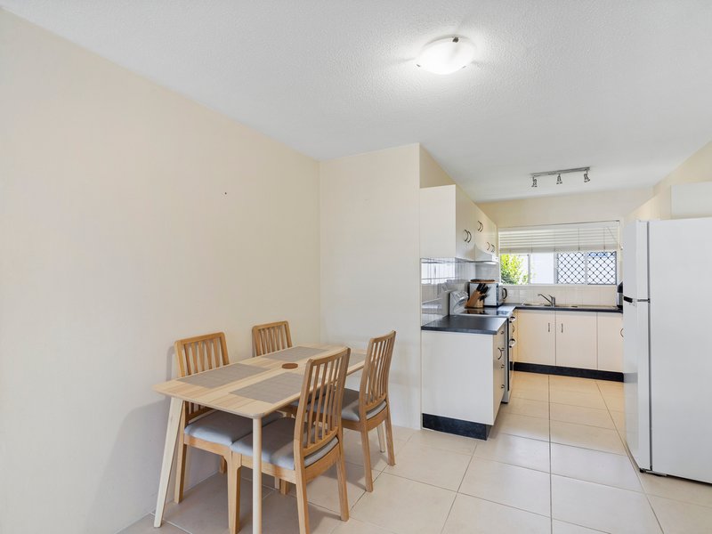 Photo - 2/52 Berrima Street, Wynnum QLD 4178 - Image 9