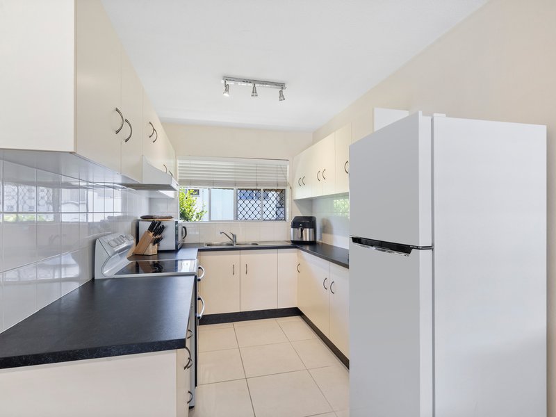 Photo - 2/52 Berrima Street, Wynnum QLD 4178 - Image 10